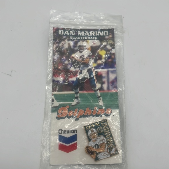 Chevron Dan marino collectible pin on card - Picture 2 of 3
